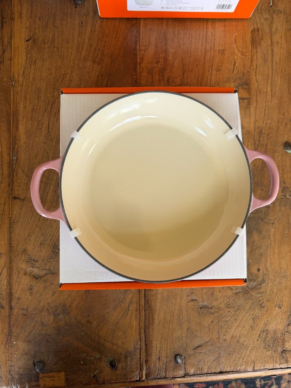 Le Creuset Signature Cast Iron Petal Shallow Casserole 2.25 qt Berry Pink 26 NEW - Picture 13 of 16